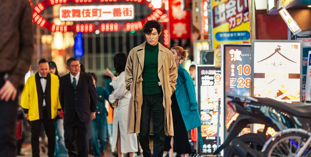 Ryo Saeba, CIty Hunter, geht nachts durch die Straßen von Shinjuku, Tokyo, Japan